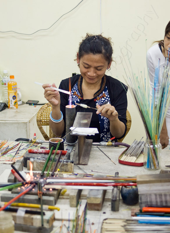Making Jewellery Sandiman Aboriginal Village